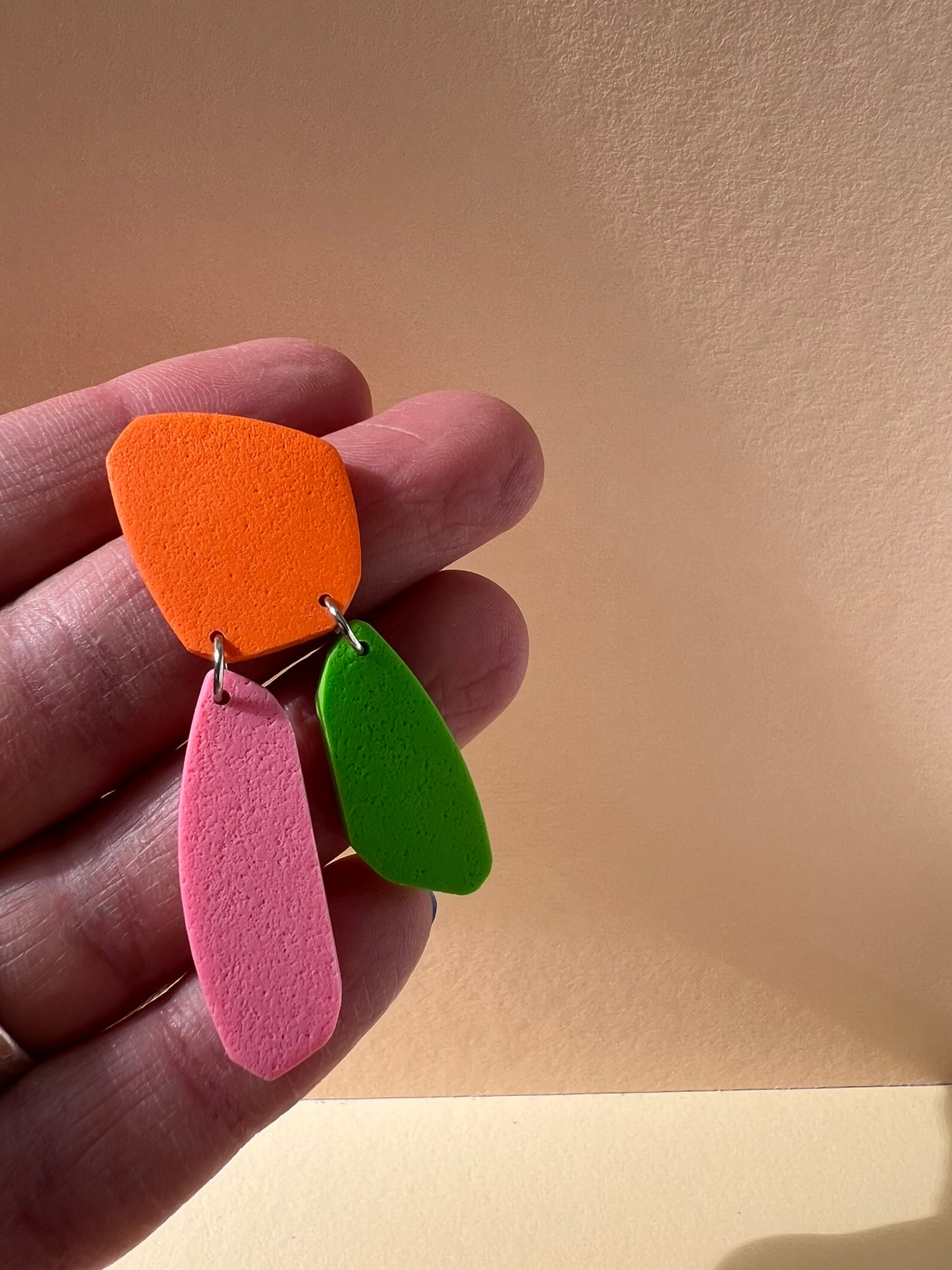 Colour-blocked short dangles VIA