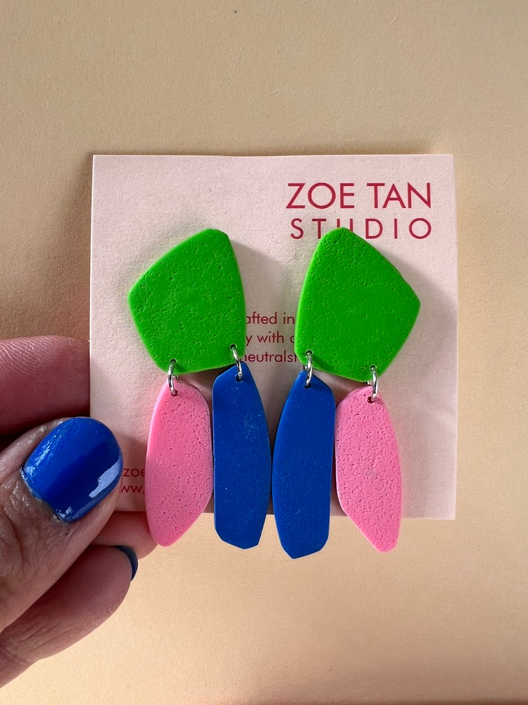 Colour-blocked short dangles VIA