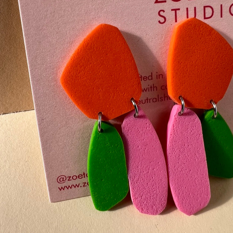 Colour-blocked short dangles VIA