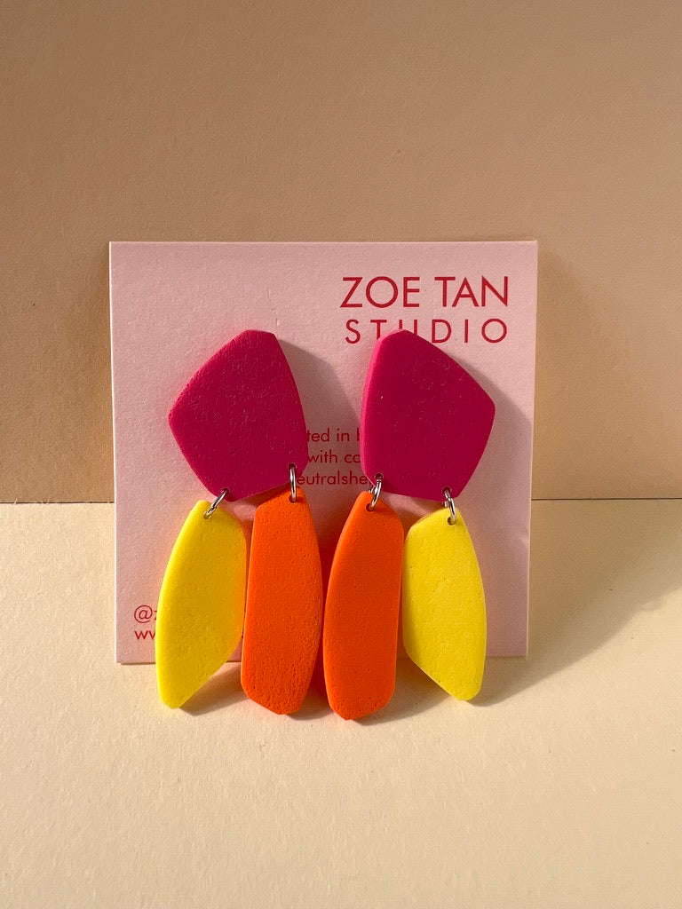 Colour-blocked short dangles VIA