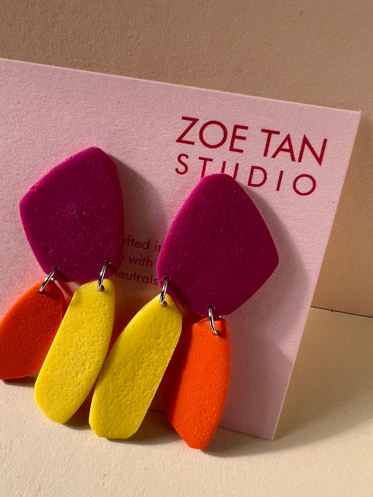 Colour-blocked short dangles VIA