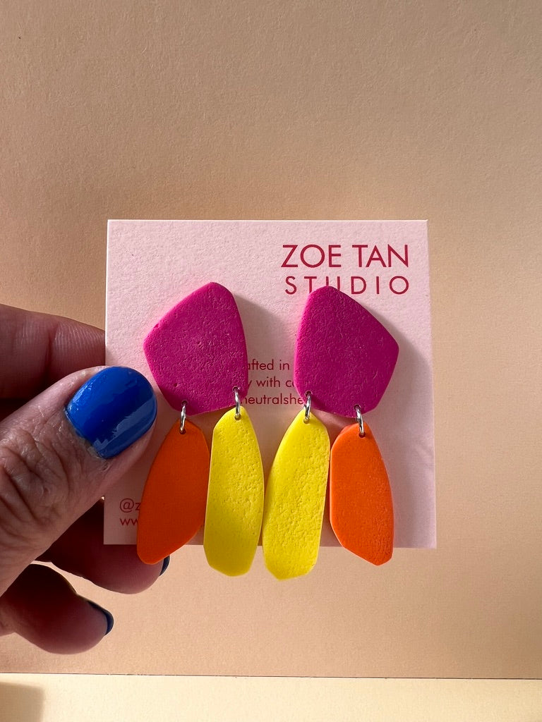 Colour-blocked short dangles VIA