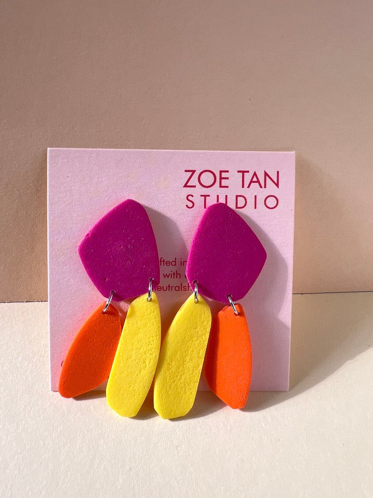 Colour-blocked short dangles VIA