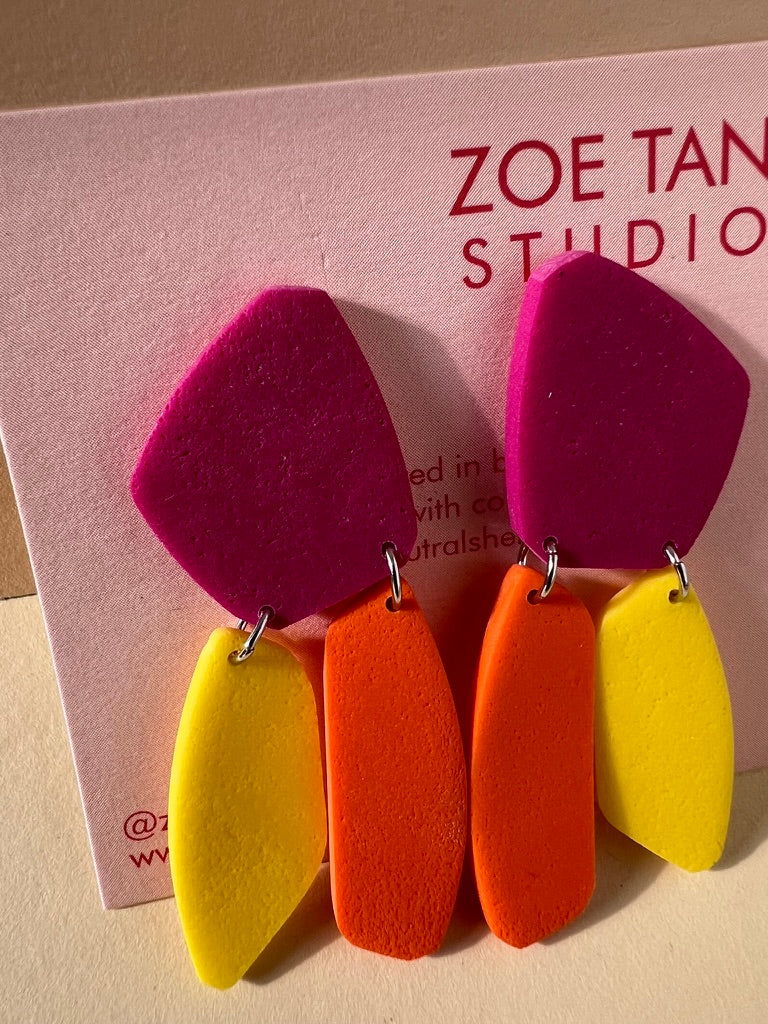 Colour-blocked short dangles VIA