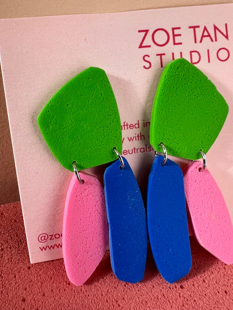 Colour-blocked short dangles VIA