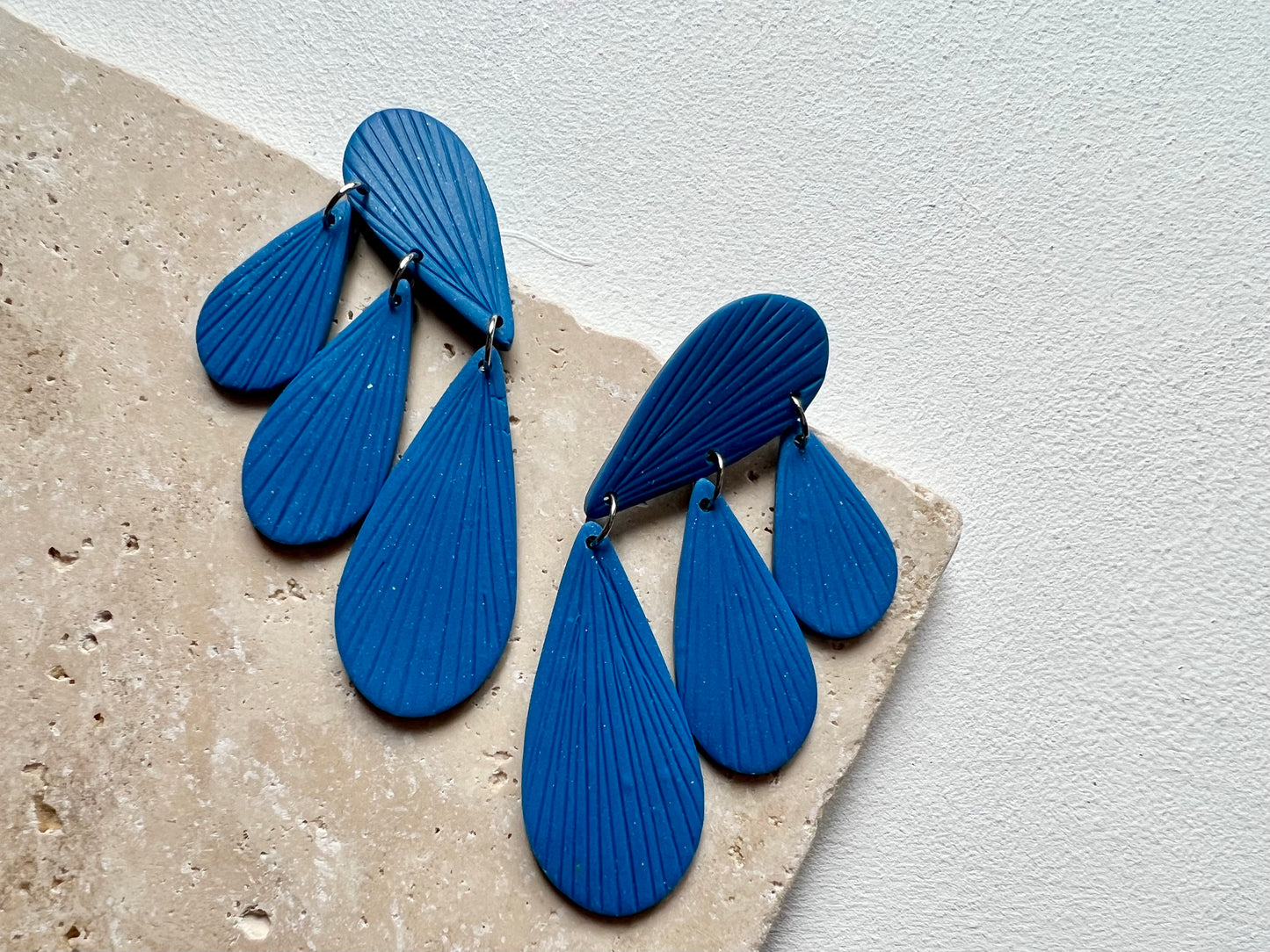 Teardrop chandelier earrings PIA in marbled blue