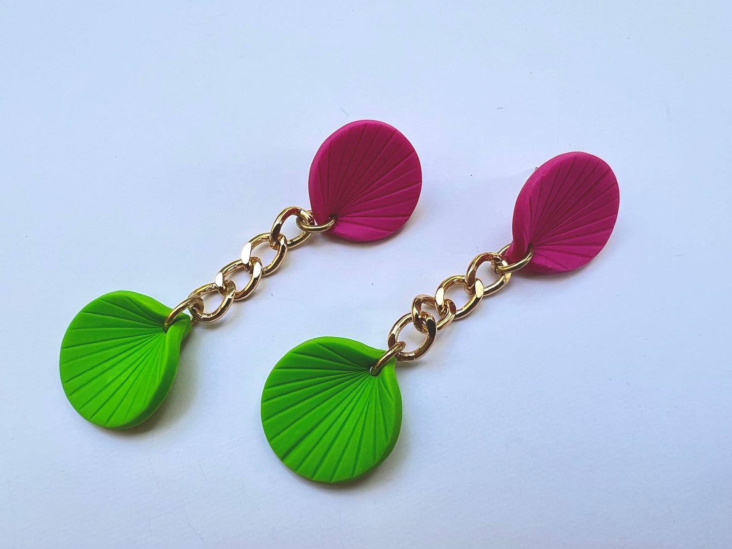 Short dangle earrings with gold chain joint KEI