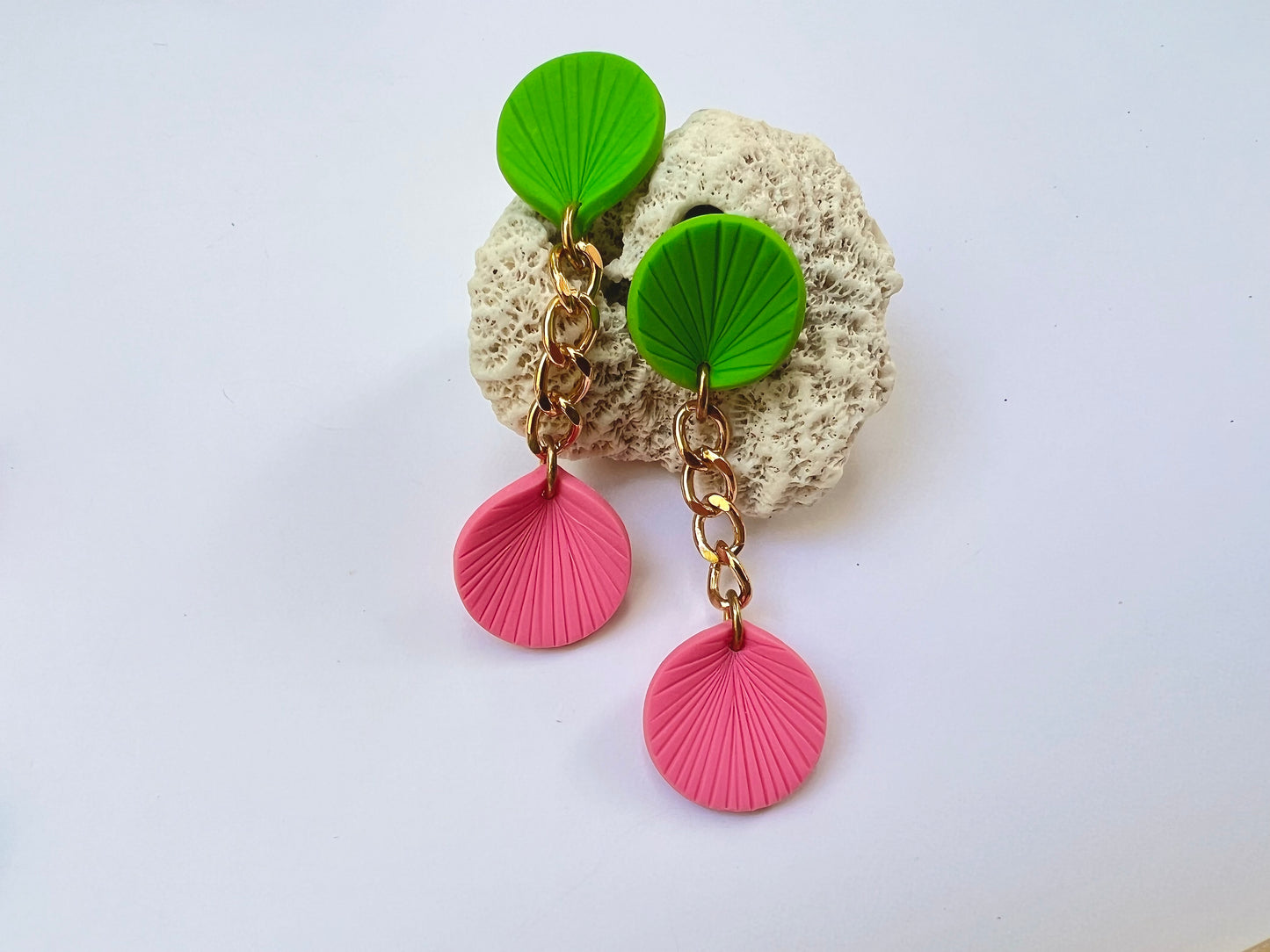 Short dangle earrings with gold chain joint KEI