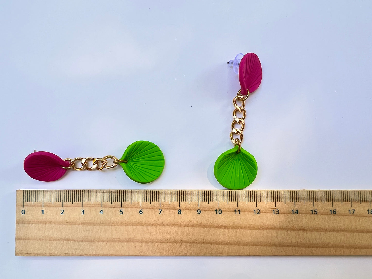 Short dangle earrings with gold chain joint KEI