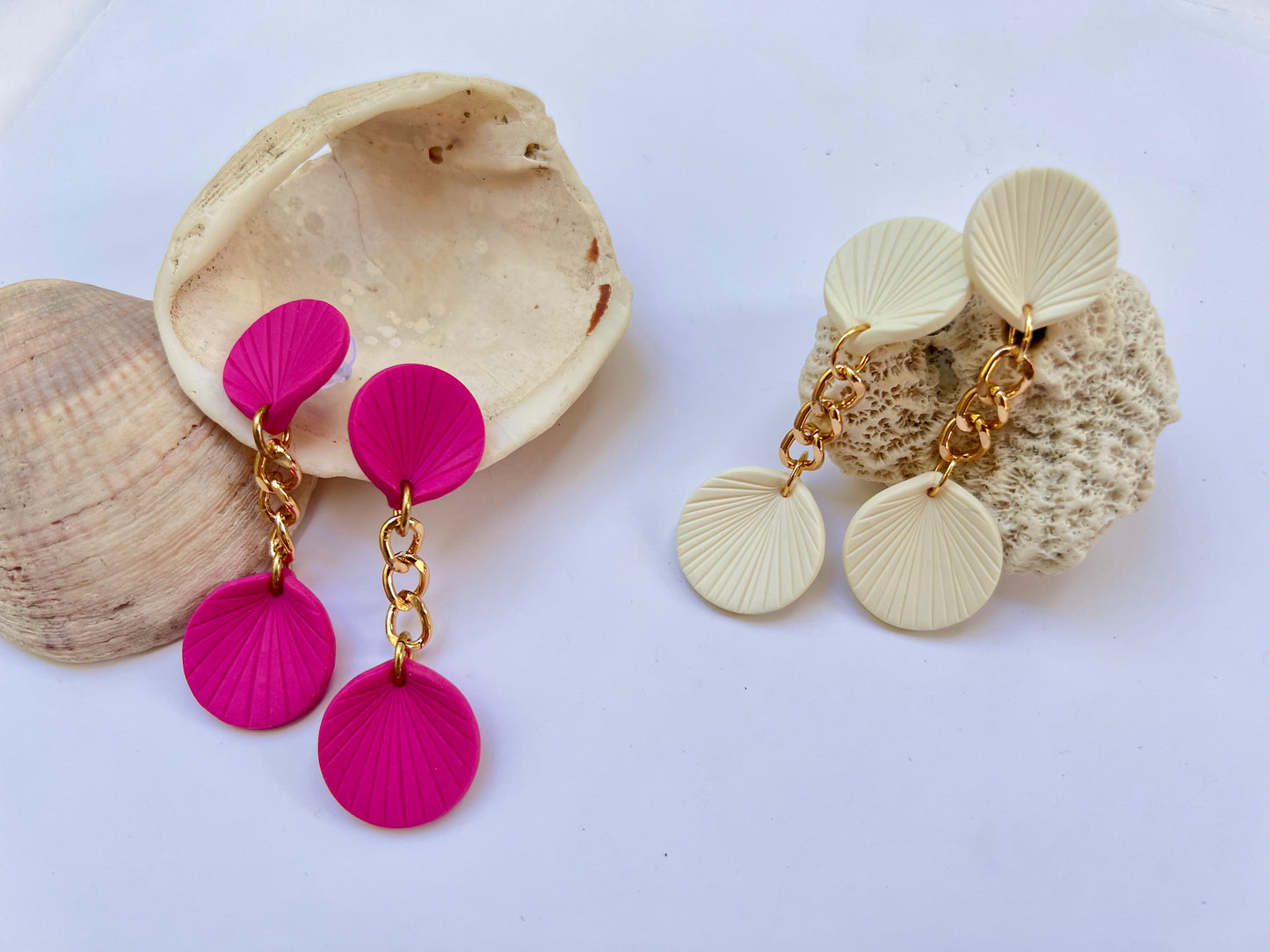 Short dangle earrings with gold chain joint KEI