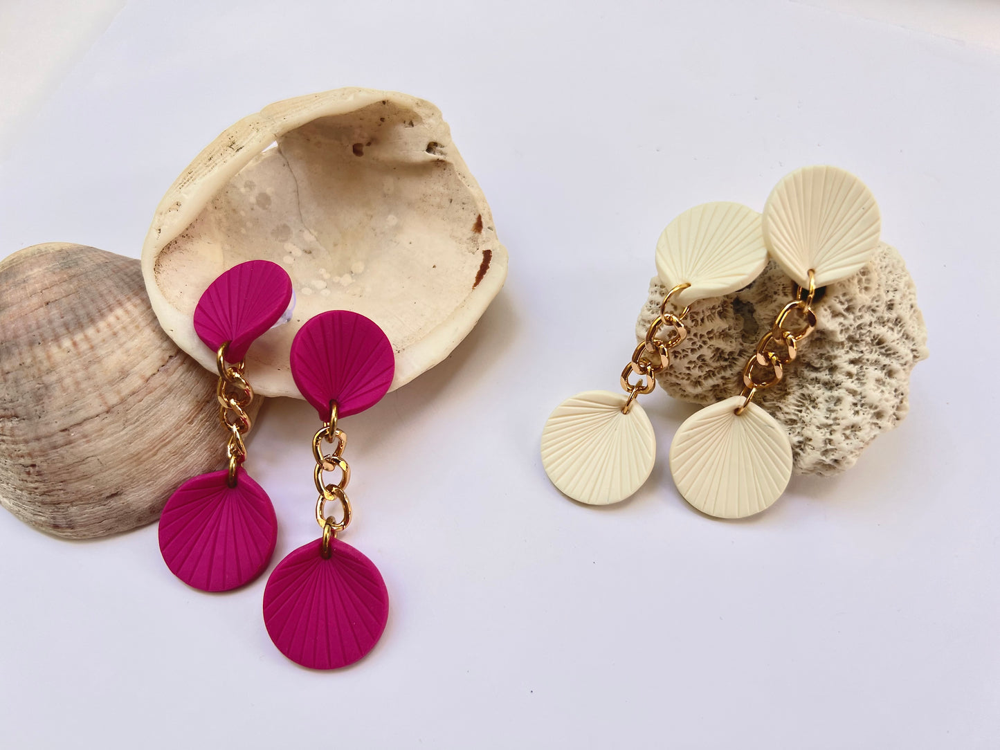 Short dangle earrings with gold chain joint KEI