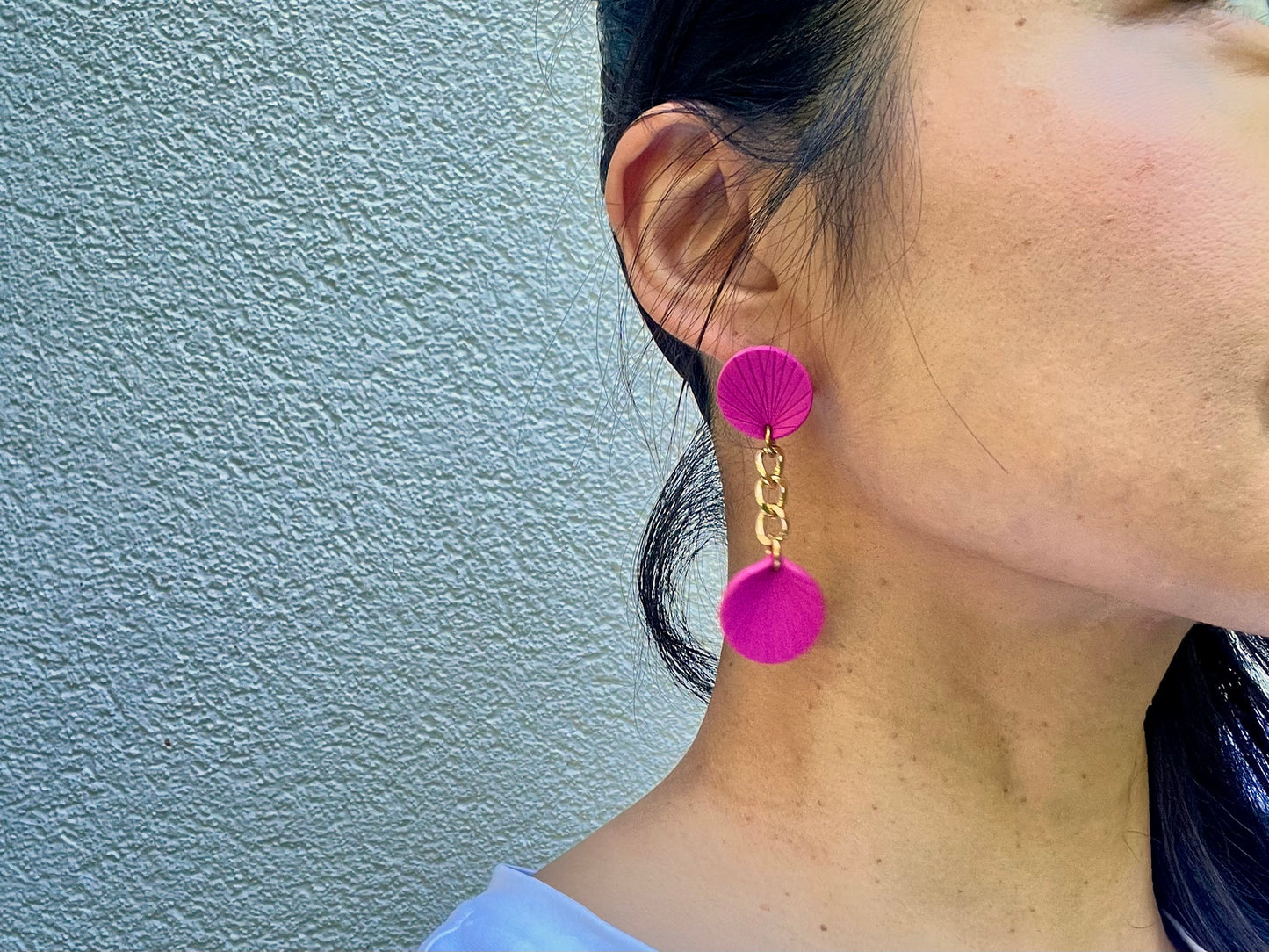 Short dangle earrings with gold chain joint KEI