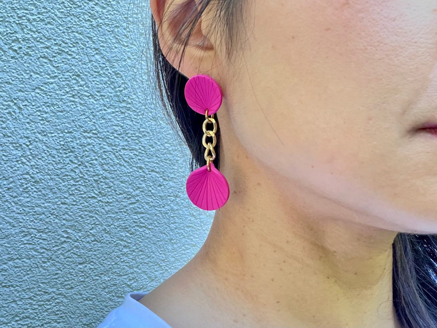 Short dangle earrings with gold chain joint KEI