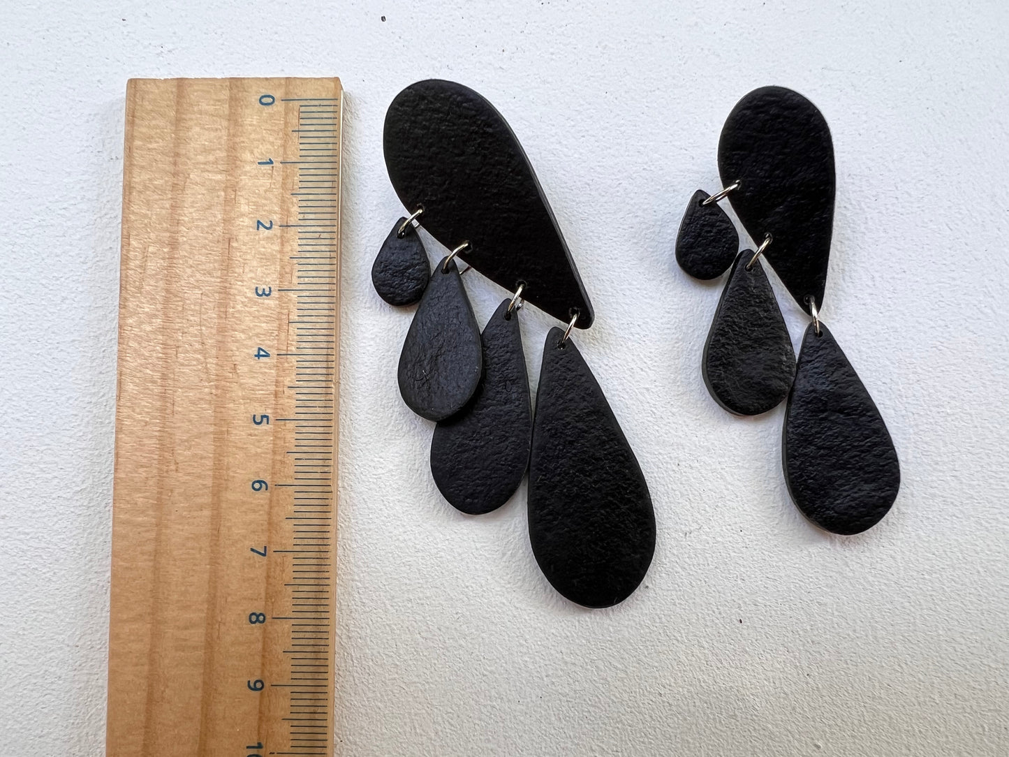 Teardrop chandelier earrings PIA in black