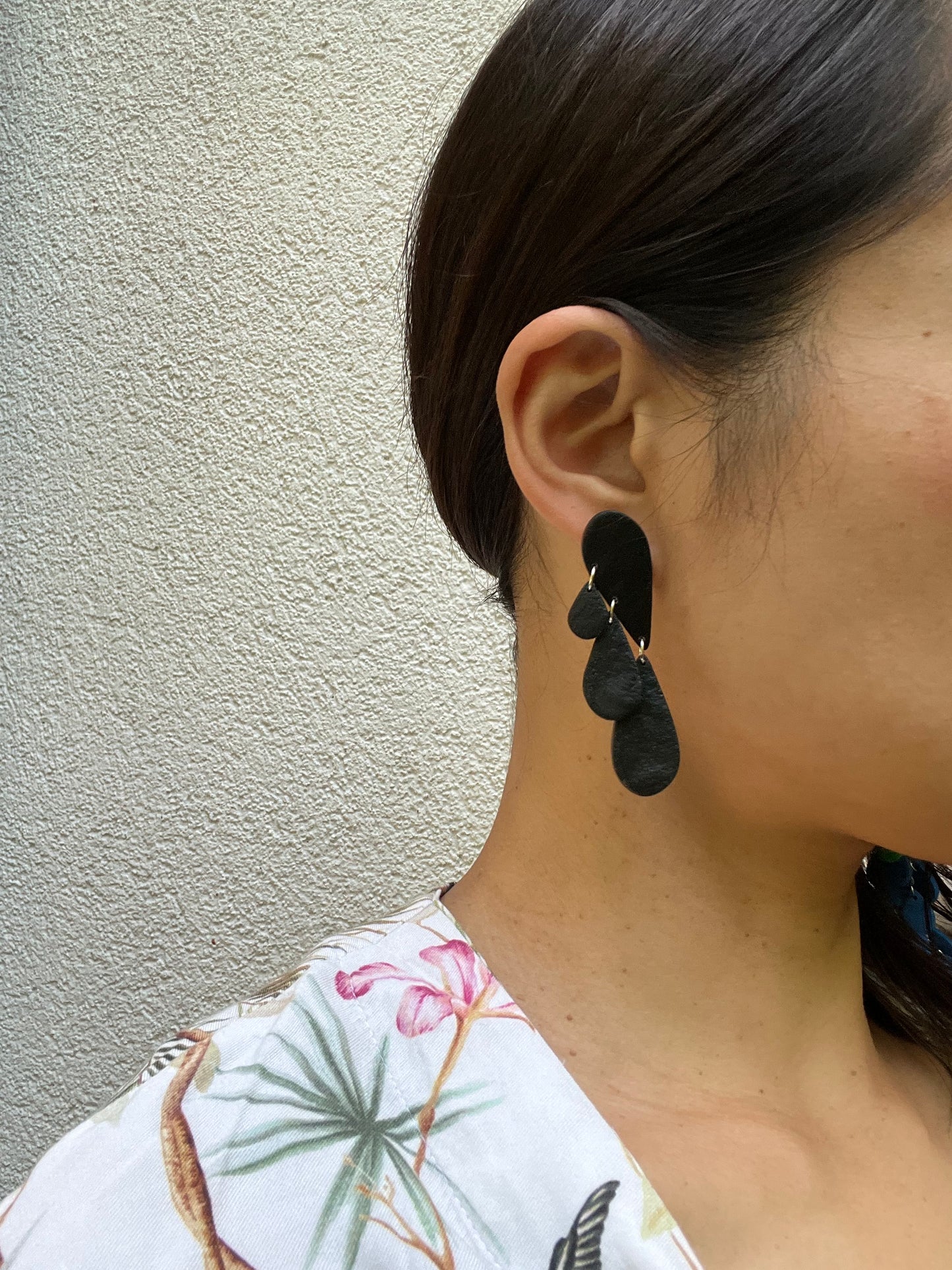 Teardrop chandelier earrings PIA in black