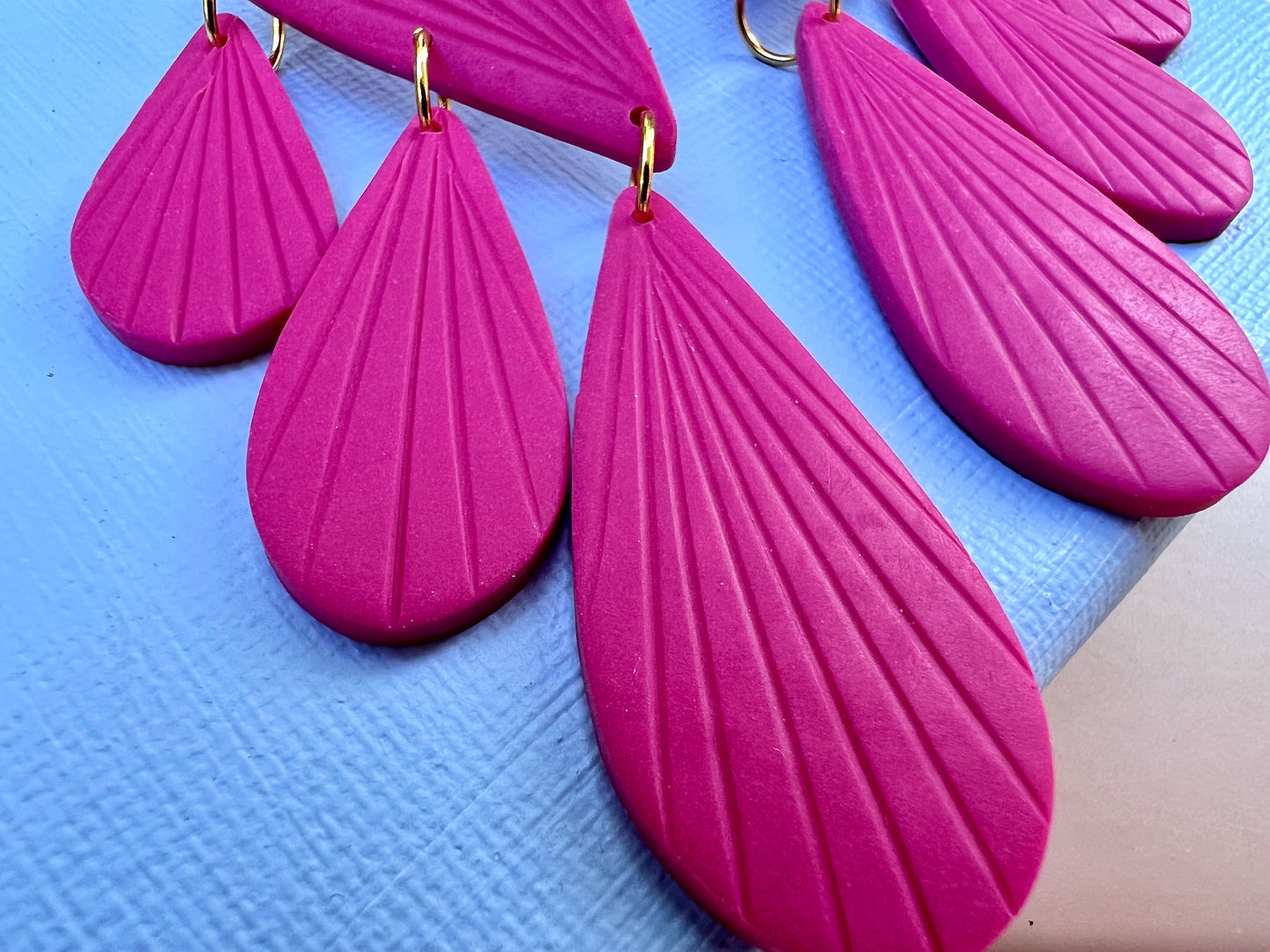 Teardrop chandelier earrings PIA in magenta