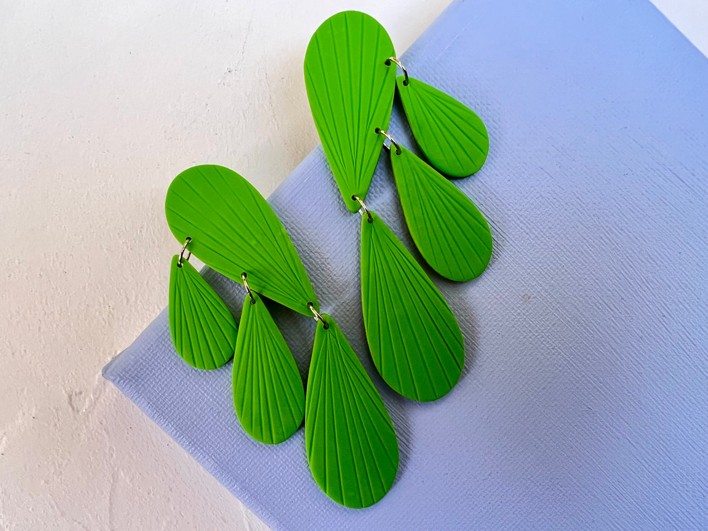 Teardrop chandelier earrings PIA in blue + lime