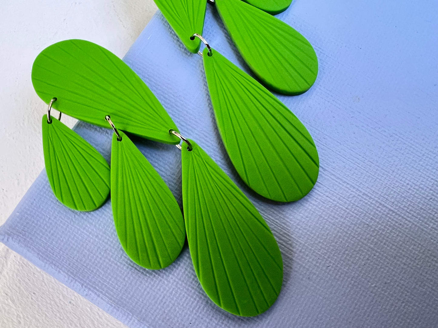 Teardrop chandelier earrings PIA in blue + lime