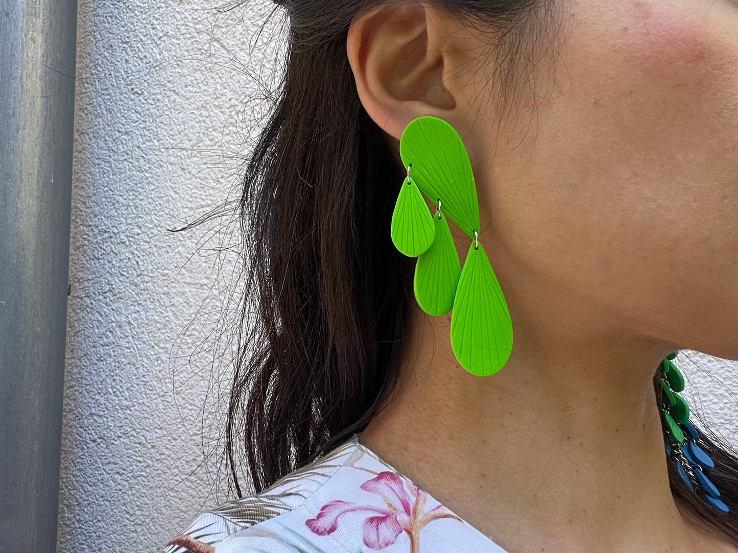 Teardrop chandelier earrings PIA in blue + lime